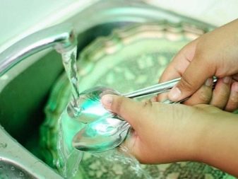 Як почистити столові прилади? Чистка мельхіорових ложок в домашніх умовах. Як очистити срібні виделки? Чим відмити прилади від застарілого жиру і чайного нальоту?