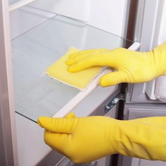 Як помити холодильник? 35 фото Чим відмити всередині і зовні новий після покупки, після розморожування як прибрати запах і відчистити поверхню від жовтизни