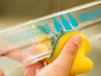 Як помити холодильник? 35 фото Чим відмити всередині і зовні новий після покупки, після розморожування як прибрати запах і відчистити поверхню від жовтизни