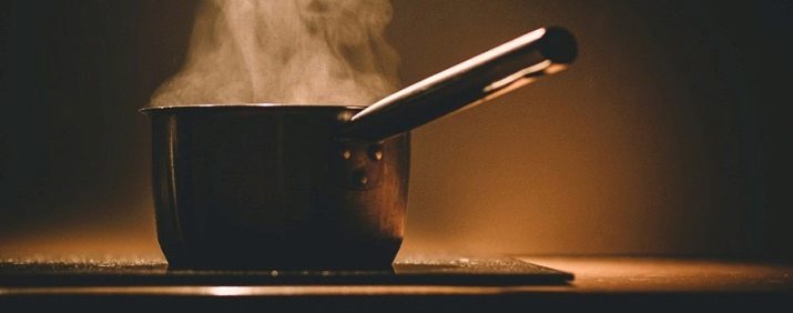 Як позбавитися від запаху гару в квартирі після згорілої каструлі? Способи, за допомогою яких можна швидко прибрати запах