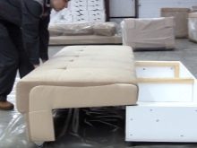 Як розібрати диван? Розбираємо модель з викатним механізмом, кутові і прямі дивани. Як упакувати і перевезти?