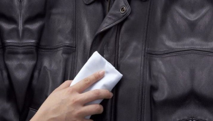 Як розгладити кожзам? Як погладити штучну шкіру, екошкіру і дерматин? Як розгладити сумку з шкірозамінника в домашніх умовах?