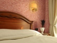 Які шпалери вибрати для спальні? 71 фото Які матеріали краще підійдуть для спальні? Варто клеїти в такій кімнаті вінілові та флізелінові шпалери?