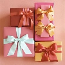 Як упакувати подарунок в подарунковий папір? 72 фото Якою папером можна гарно запакувати подарунок? Як правильно його обертати? Покрокові інструкції