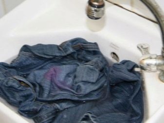 Як відіпрати фарбу з джинсів (20 фото): як відтерти плями від масляної і водоэмульсинного фарбувального складу в домашніх умовах, способи відмити старі засохлі забруднення