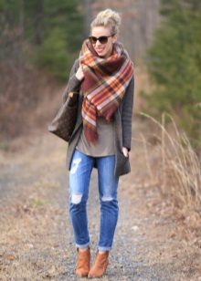 Як зав’язати великий шарф (79 фото): варіанти, як зав’язувати об’ємний шарф і шарф-плед, гарний широкий шарф на шиї