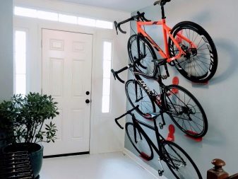 Як зберігати велосипед в квартирі? Ідеї для зберігання велосипеда вдома на стіні й на стелі, якщо зовсім немає місця? Способи і системи зберігання у квартирі