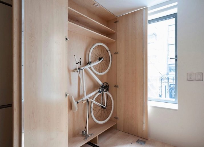 Як зберігати велосипед в квартирі? Ідеї для зберігання велосипеда вдома на стіні й на стелі, якщо зовсім немає місця? Способи і системи зберігання у квартирі