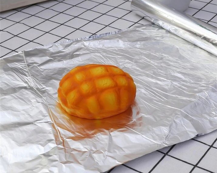 Якою стороною класти фольгу для запікання на деко? Якою стороною загортати її всередину до продуктів? Як правильно стелити для риби і якою стороною використовувати для м’яса?