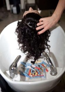 Японська хімічна завивка волосся (38 фото): особливості лікувальної хімії по японській технології, особливості коштів Evolution Goldwell і Tocosme
