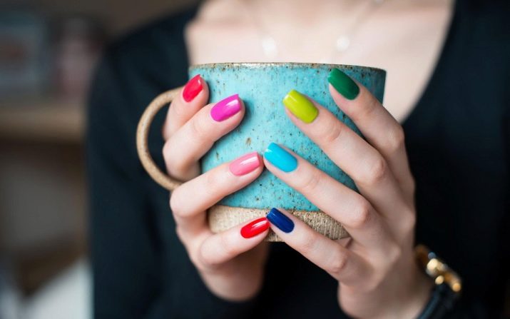 Яскравий дизайн нігтів (53 фото): манікюр соковитого кольору, ідеї в яскравих тонах з камінням