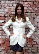 З чим носити біле пальто (89 фото): до коліна, короткий, образи з білим пальто, з якою взуттям можна носити