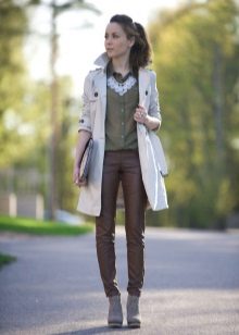 З чим носити біле пальто (89 фото): до коліна, короткий, образи з білим пальто, з якою взуттям можна носити