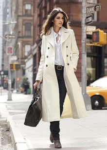 З чим носити біле пальто (89 фото): до коліна, короткий, образи з білим пальто, з якою взуттям можна носити