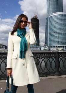 З чим носити біле пальто (89 фото): до коліна, короткий, образи з білим пальто, з якою взуттям можна носити