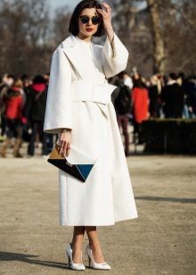 З чим носити біле пальто (89 фото): до коліна, короткий, образи з білим пальто, з якою взуттям можна носити