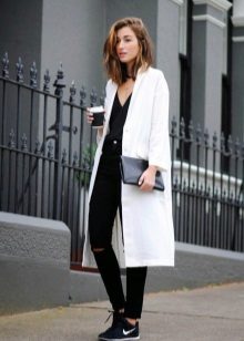 З чим носити біле пальто (89 фото): до коліна, короткий, образи з білим пальто, з якою взуттям можна носити