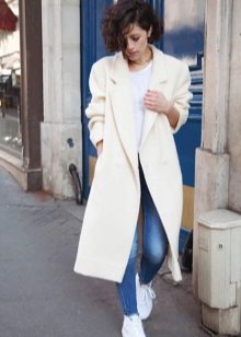 З чим носити біле пальто (89 фото): до коліна, короткий, образи з білим пальто, з якою взуттям можна носити
