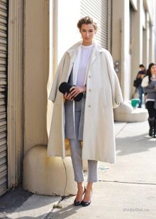 З чим носити біле пальто (89 фото): до коліна, короткий, образи з білим пальто, з якою взуттям можна носити