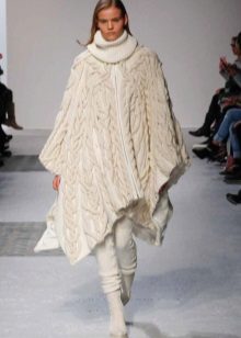 З чим носити біле пальто (89 фото): до коліна, короткий, образи з білим пальто, з якою взуттям можна носити