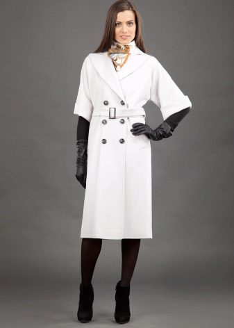 З чим носити біле пальто (89 фото): до коліна, короткий, образи з білим пальто, з якою взуттям можна носити