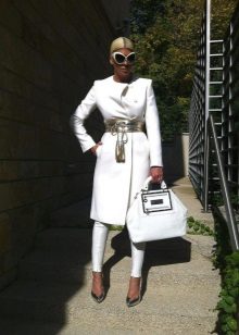 З чим носити біле пальто (89 фото): до коліна, короткий, образи з білим пальто, з якою взуттям можна носити
