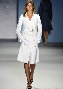 З чим носити біле пальто (89 фото): до коліна, короткий, образи з білим пальто, з якою взуттям можна носити