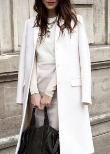 З чим носити біле пальто (89 фото): до коліна, короткий, образи з білим пальто, з якою взуттям можна носити