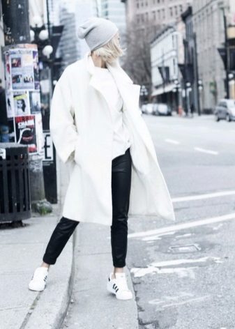 З чим носити біле пальто (89 фото): до коліна, короткий, образи з білим пальто, з якою взуттям можна носити
