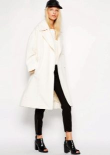 З чим носити біле пальто (89 фото): до коліна, короткий, образи з білим пальто, з якою взуттям можна носити