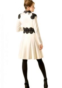 З чим носити біле пальто (89 фото): до коліна, короткий, образи з білим пальто, з якою взуттям можна носити