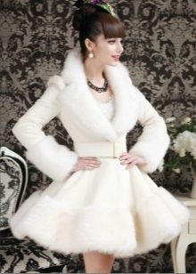 З чим носити біле пальто (89 фото): до коліна, короткий, образи з білим пальто, з якою взуттям можна носити