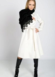 З чим носити біле пальто (89 фото): до коліна, короткий, образи з білим пальто, з якою взуттям можна носити