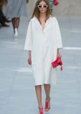 З чим носити біле пальто (89 фото): до коліна, короткий, образи з білим пальто, з якою взуттям можна носити