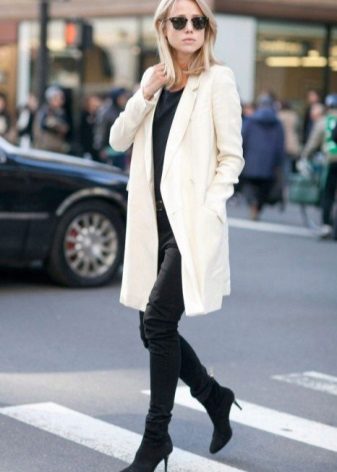 З чим носити біле пальто (89 фото): до коліна, короткий, образи з білим пальто, з якою взуттям можна носити