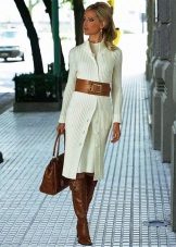 З чим носити біле пальто (89 фото): до коліна, короткий, образи з білим пальто, з якою взуттям можна носити