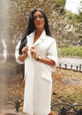 З чим носити біле пальто (89 фото): до коліна, короткий, образи з білим пальто, з якою взуттям можна носити