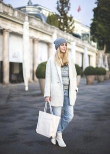 З чим носити біле пальто (89 фото): до коліна, короткий, образи з білим пальто, з якою взуттям можна носити