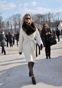 З чим носити біле пальто (89 фото): до коліна, короткий, образи з білим пальто, з якою взуттям можна носити