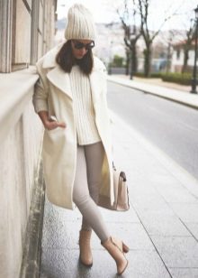 З чим носити біле пальто (89 фото): до коліна, короткий, образи з білим пальто, з якою взуттям можна носити