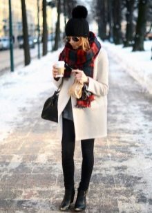 З чим носити біле пальто (89 фото): до коліна, короткий, образи з білим пальто, з якою взуттям можна носити