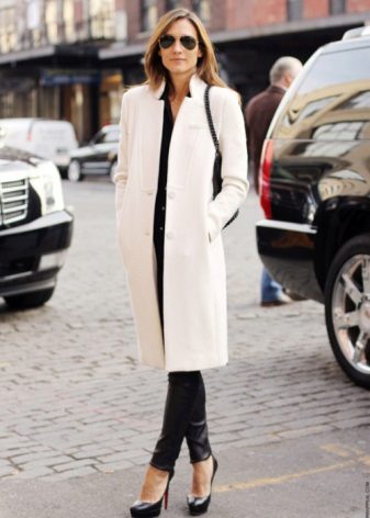 З чим носити біле пальто (89 фото): до коліна, короткий, образи з білим пальто, з якою взуттям можна носити