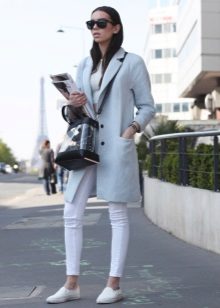 З чим носити біле пальто (89 фото): до коліна, короткий, образи з білим пальто, з якою взуттям можна носити