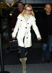 З чим носити біле пальто (89 фото): до коліна, короткий, образи з білим пальто, з якою взуттям можна носити