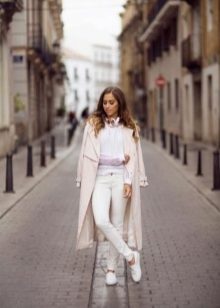 З чим носити біле пальто (89 фото): до коліна, короткий, образи з білим пальто, з якою взуттям можна носити