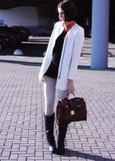 З чим носити біле пальто (89 фото): до коліна, короткий, образи з білим пальто, з якою взуттям можна носити