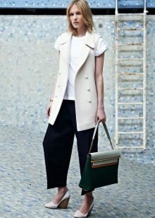 З чим носити біле пальто (89 фото): до коліна, короткий, образи з білим пальто, з якою взуттям можна носити