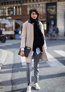 З чим носити біле пальто (89 фото): до коліна, короткий, образи з білим пальто, з якою взуттям можна носити