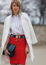 З чим носити біле пальто (89 фото): до коліна, короткий, образи з білим пальто, з якою взуттям можна носити