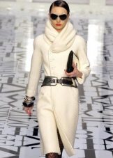 З чим носити біле пальто (89 фото): до коліна, короткий, образи з білим пальто, з якою взуттям можна носити